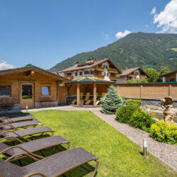 Hotel_Alpina_LAndstrasse_16_Ried_06_2023_Garten